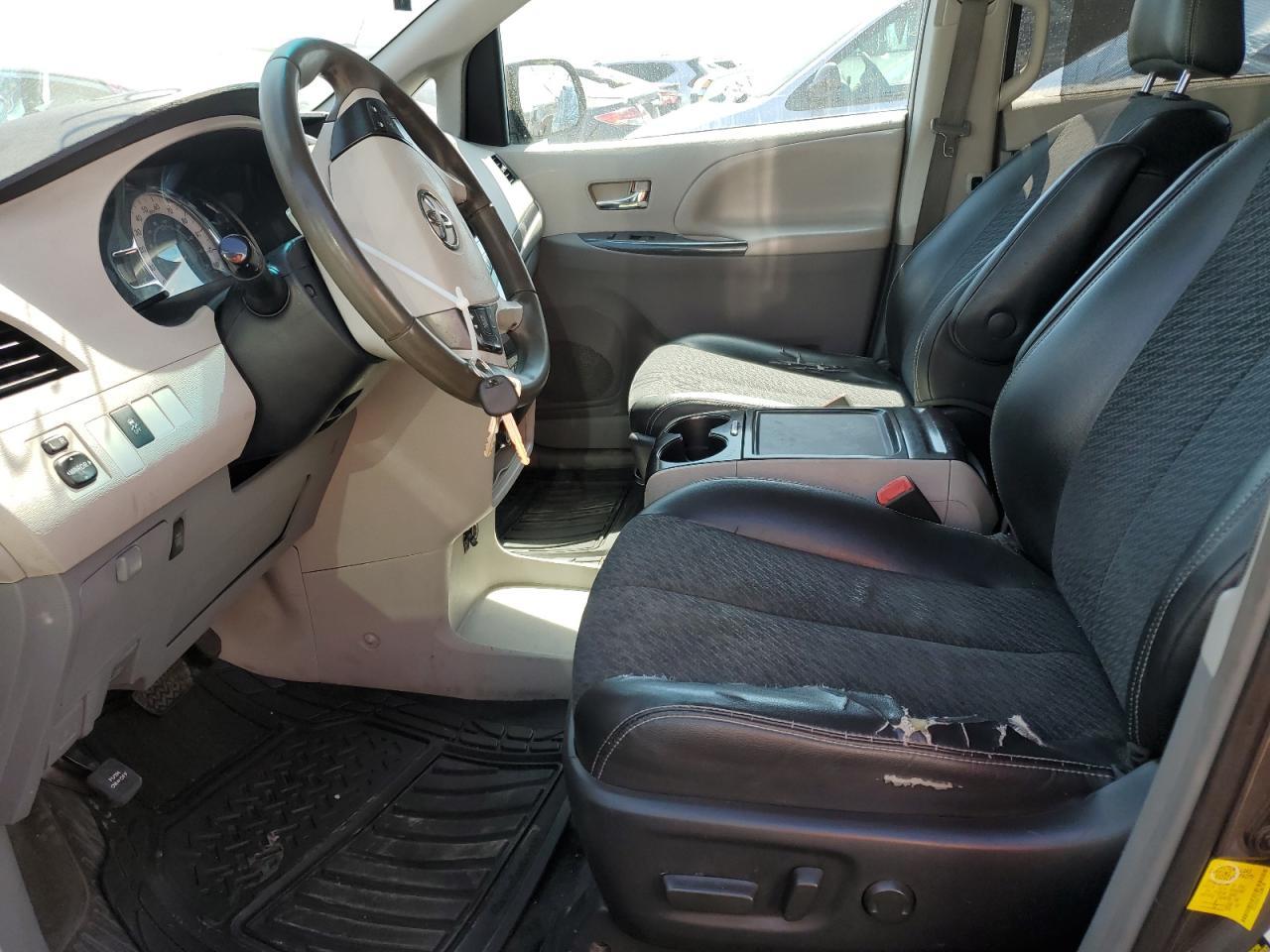 2012 Toyota Sienna Sport - Image 7