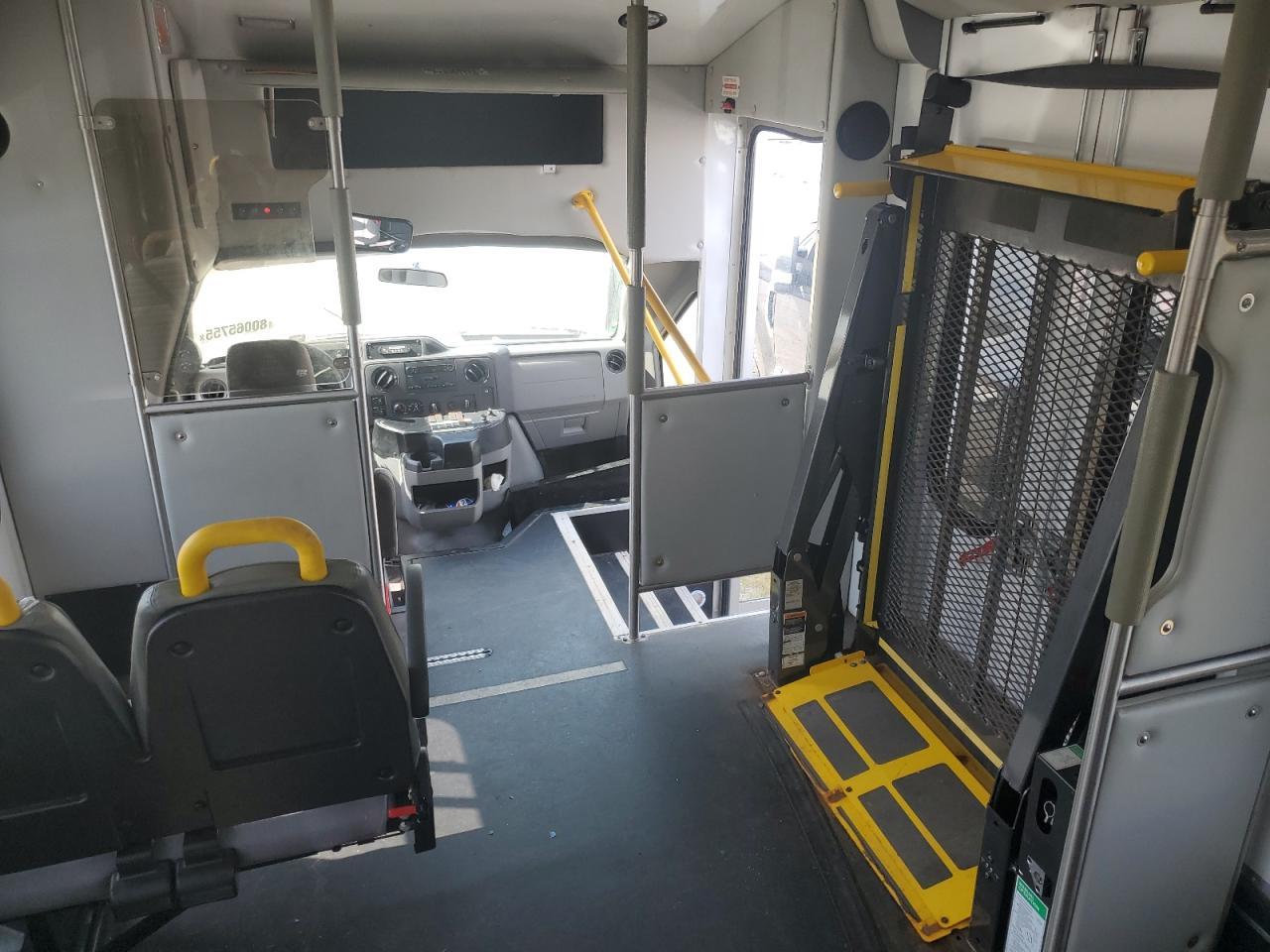 2016 Ford Econoline E450 Super Duty Cutaway Van - Фото 5
