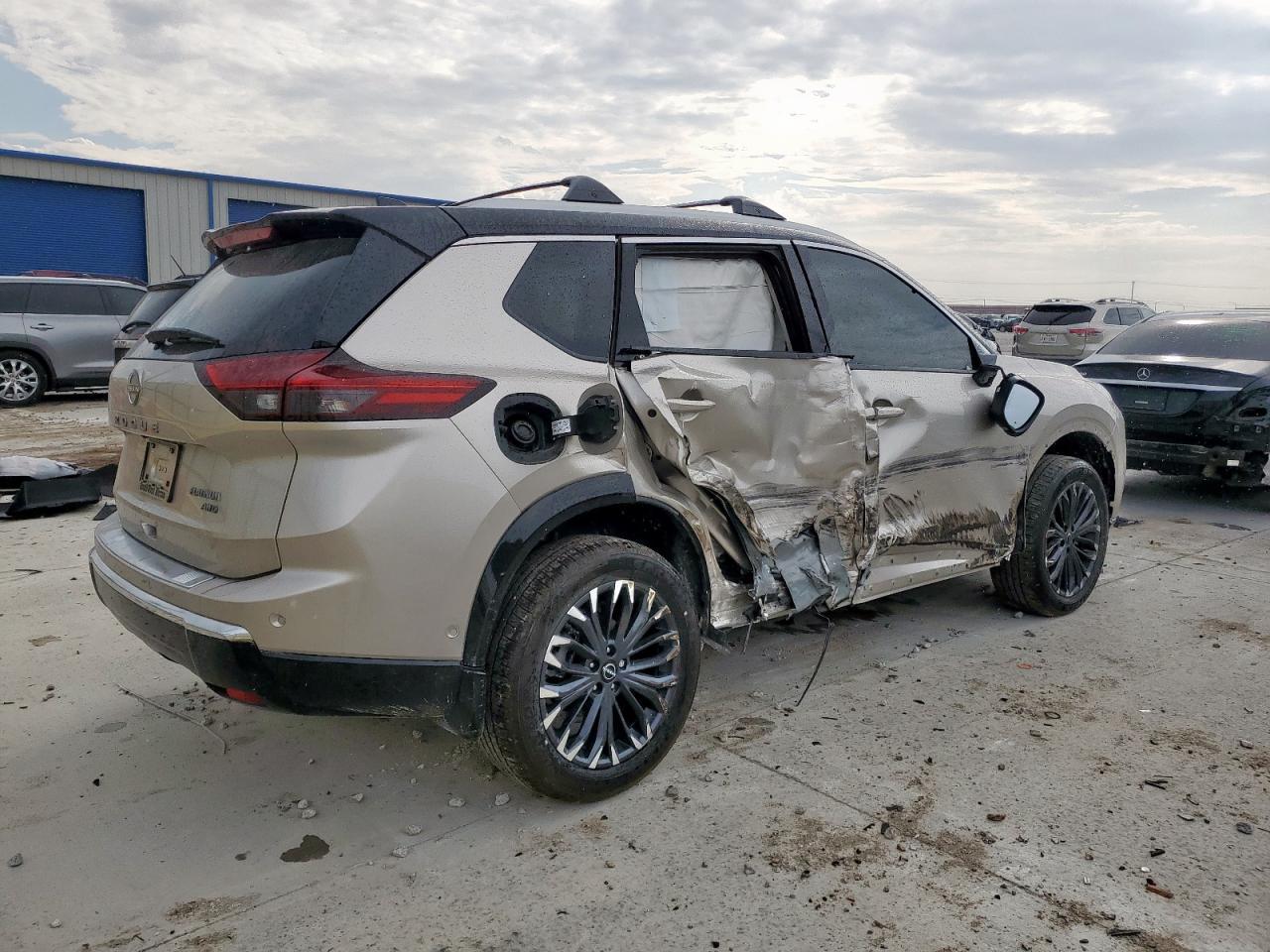 2025 Nissan Rogue Platinum - Фото 3