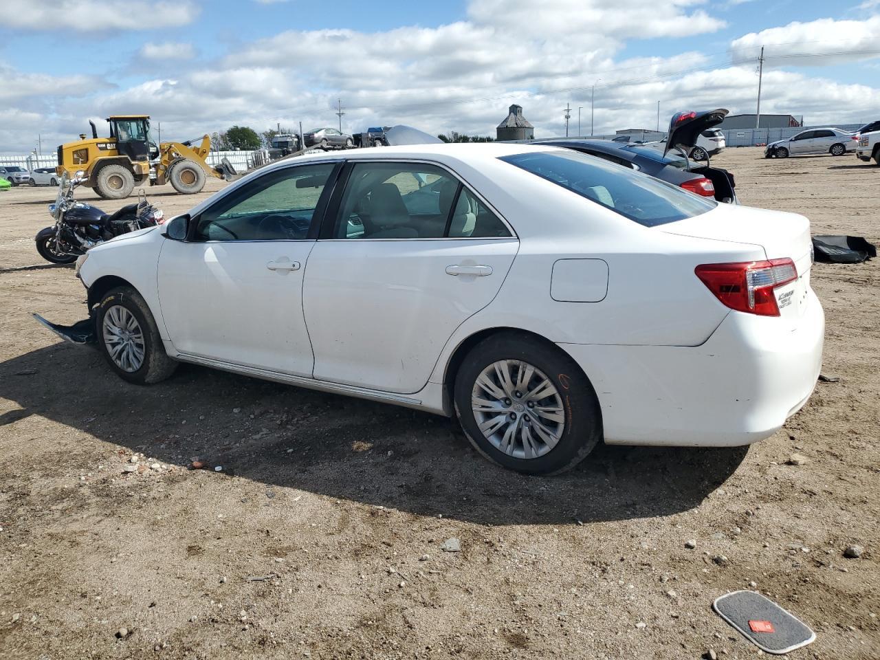 2014 Toyota Camry L - Фото 2