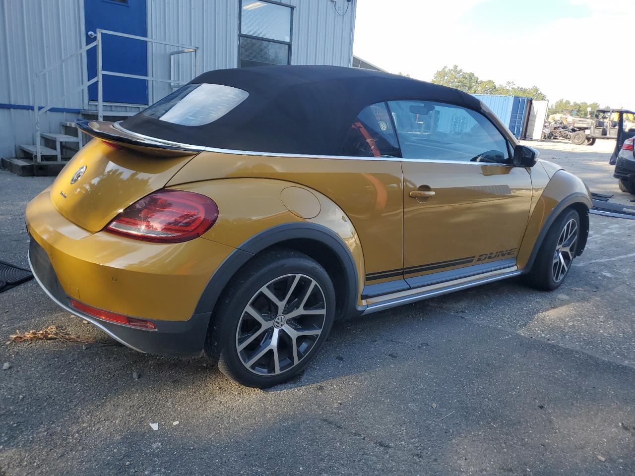 2017 Volkswagen Beetle Dune - Image 3