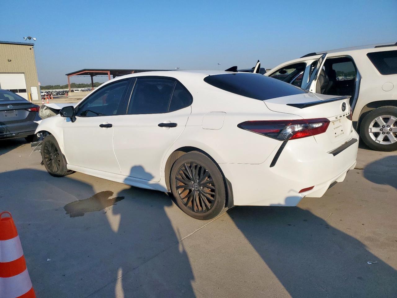 2022 Toyota Camry Se - Фото 2