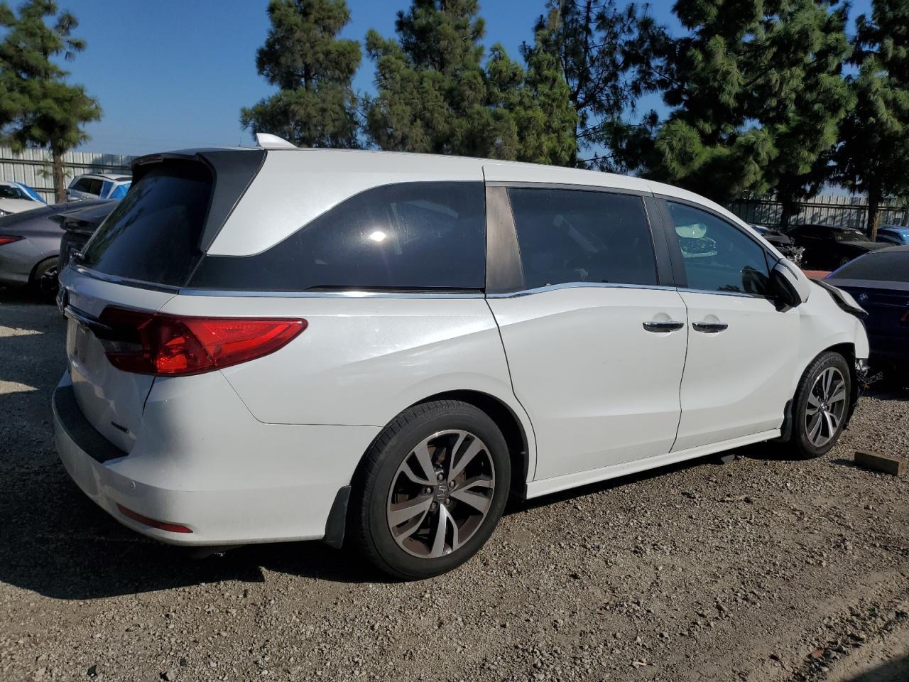 2022 Honda Odyssey Touring - Image 3