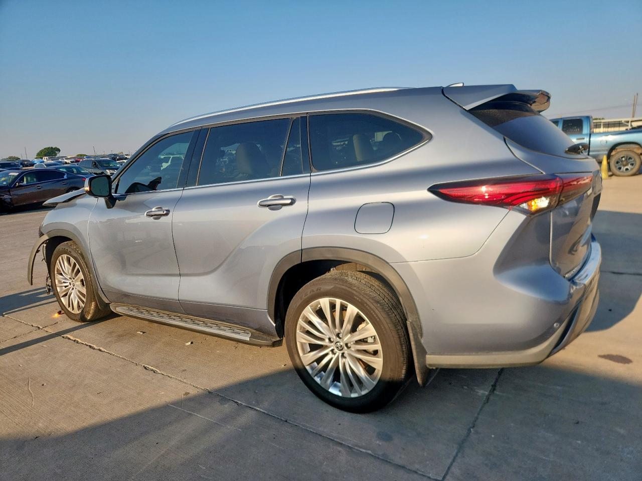 2023 Toyota Highlander L - Фото 2