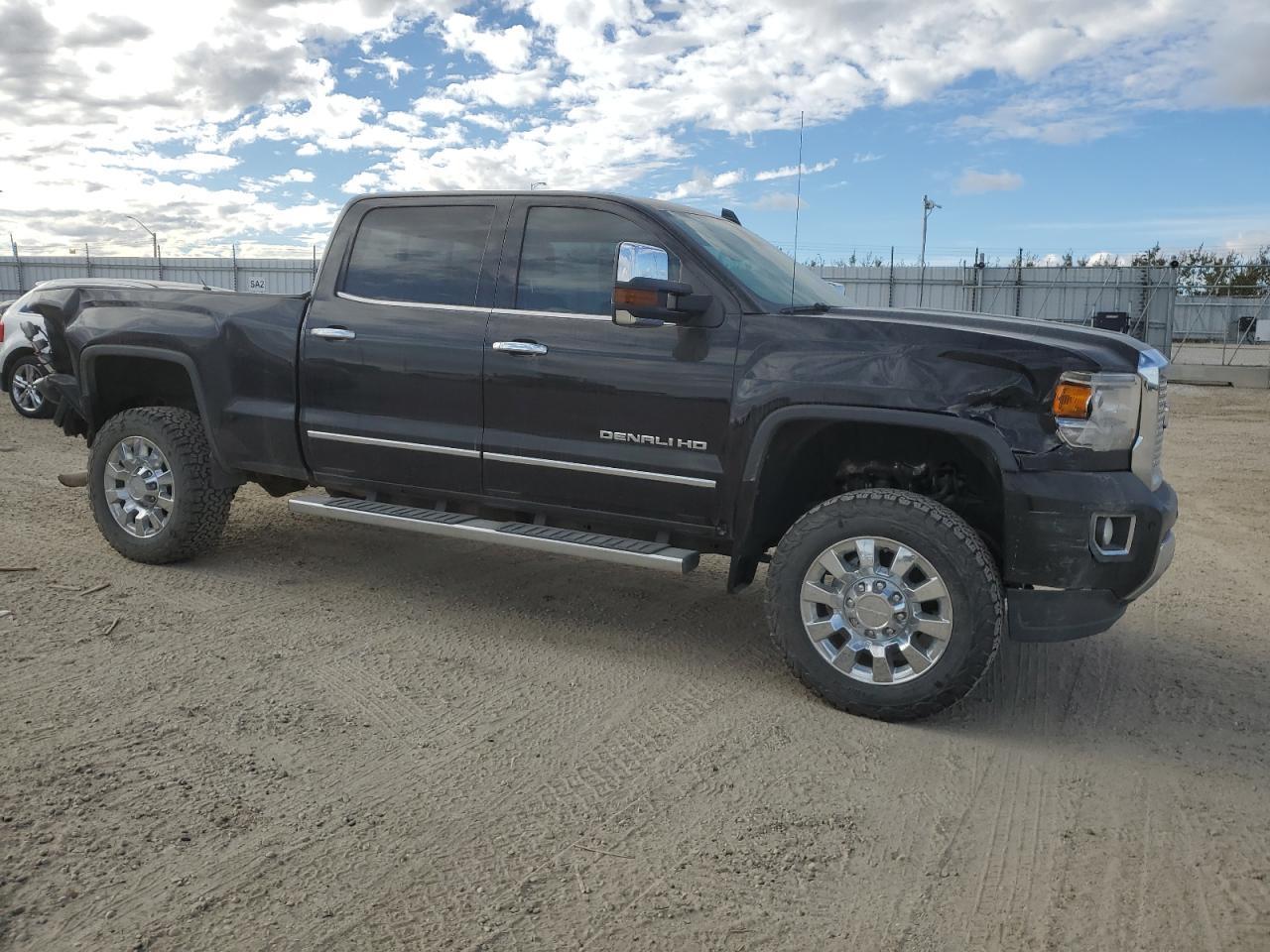 2015 GMC Sierra K2500 Denali - Image 4