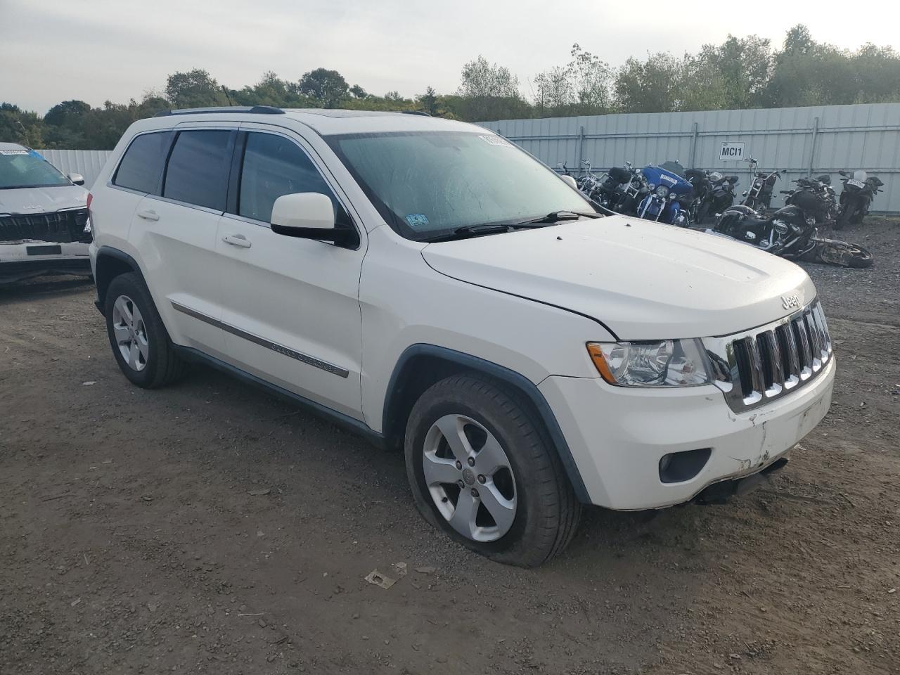 2011 Jeep Grand Cherokee Laredo - Image 4