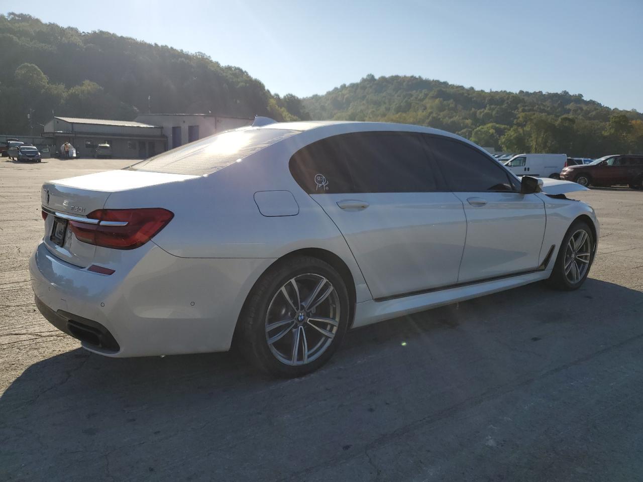 2017 BMW 750 Xi - Image 3