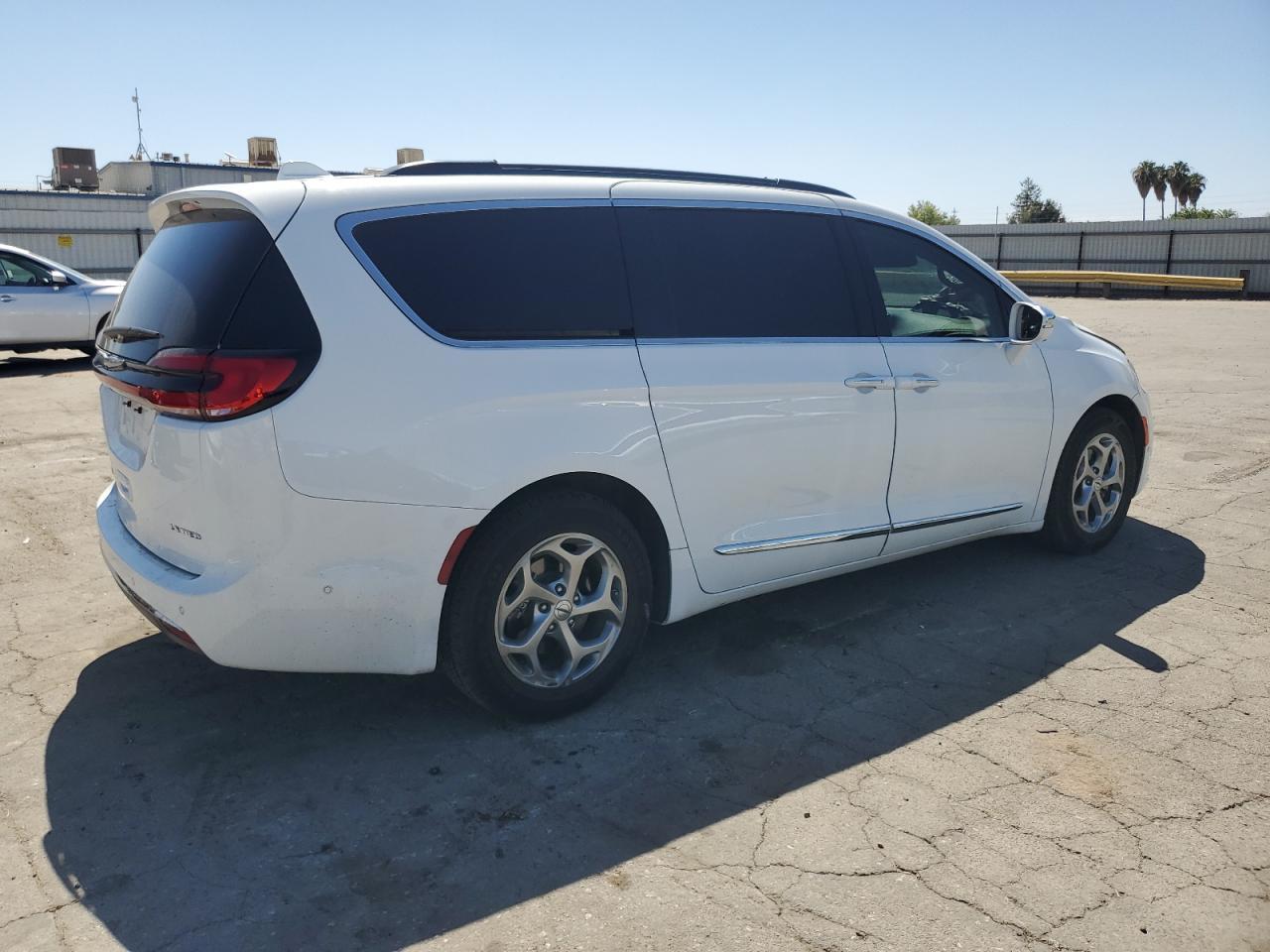2022 Chrysler Pacifica Limited - Image 3