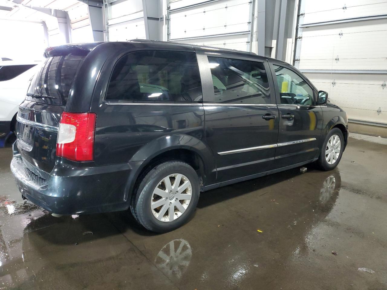 2016 Chrysler Town & Country Touring - Фото 3
