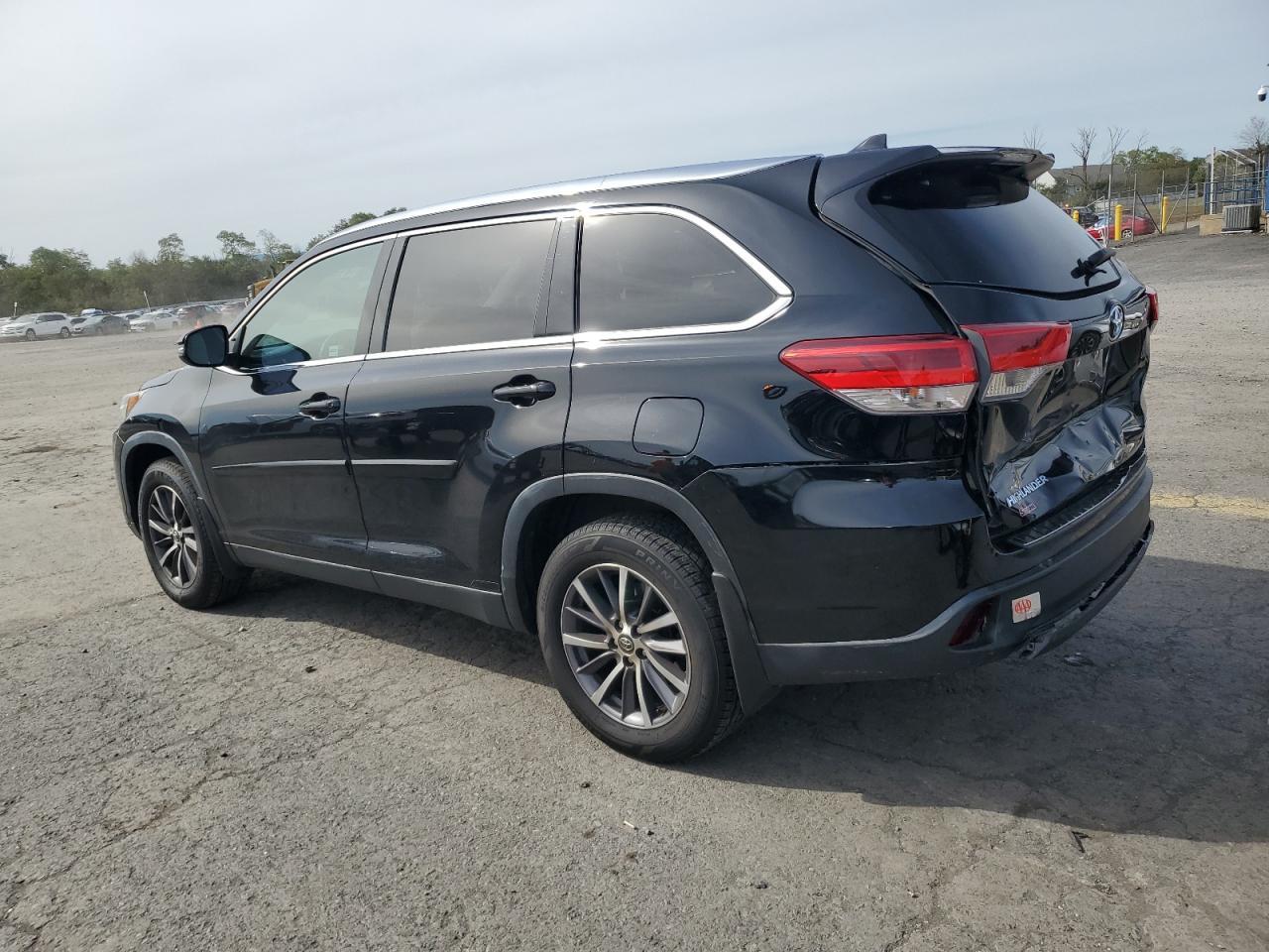2019 Toyota Highlander Se - Фото 2