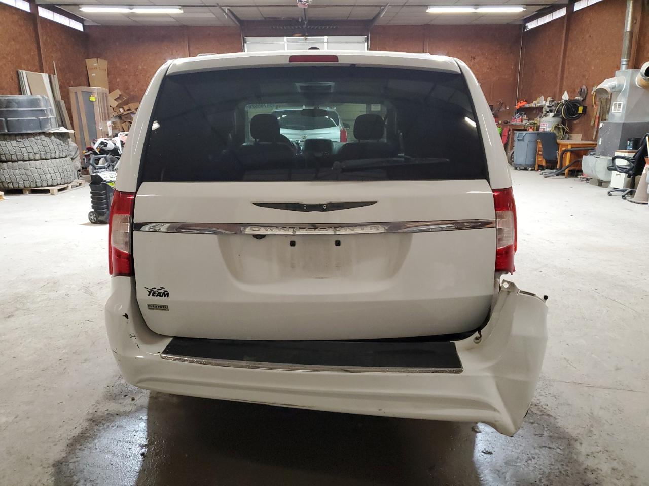 2015 Chrysler Town & Country Touring - Image 6