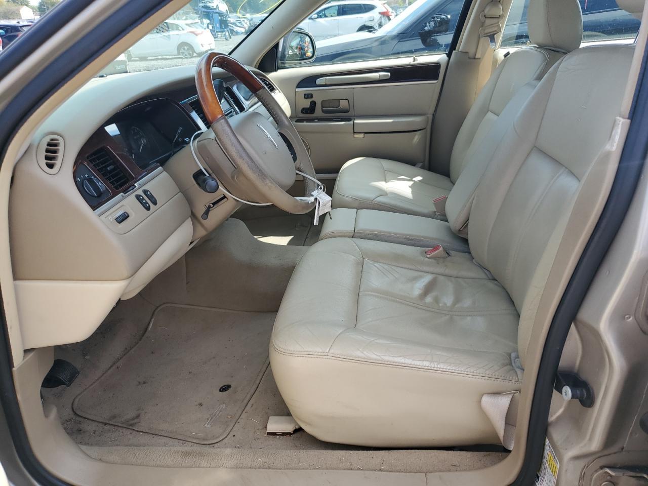 2008 Lincoln Town Car Signature Limited - Image 7