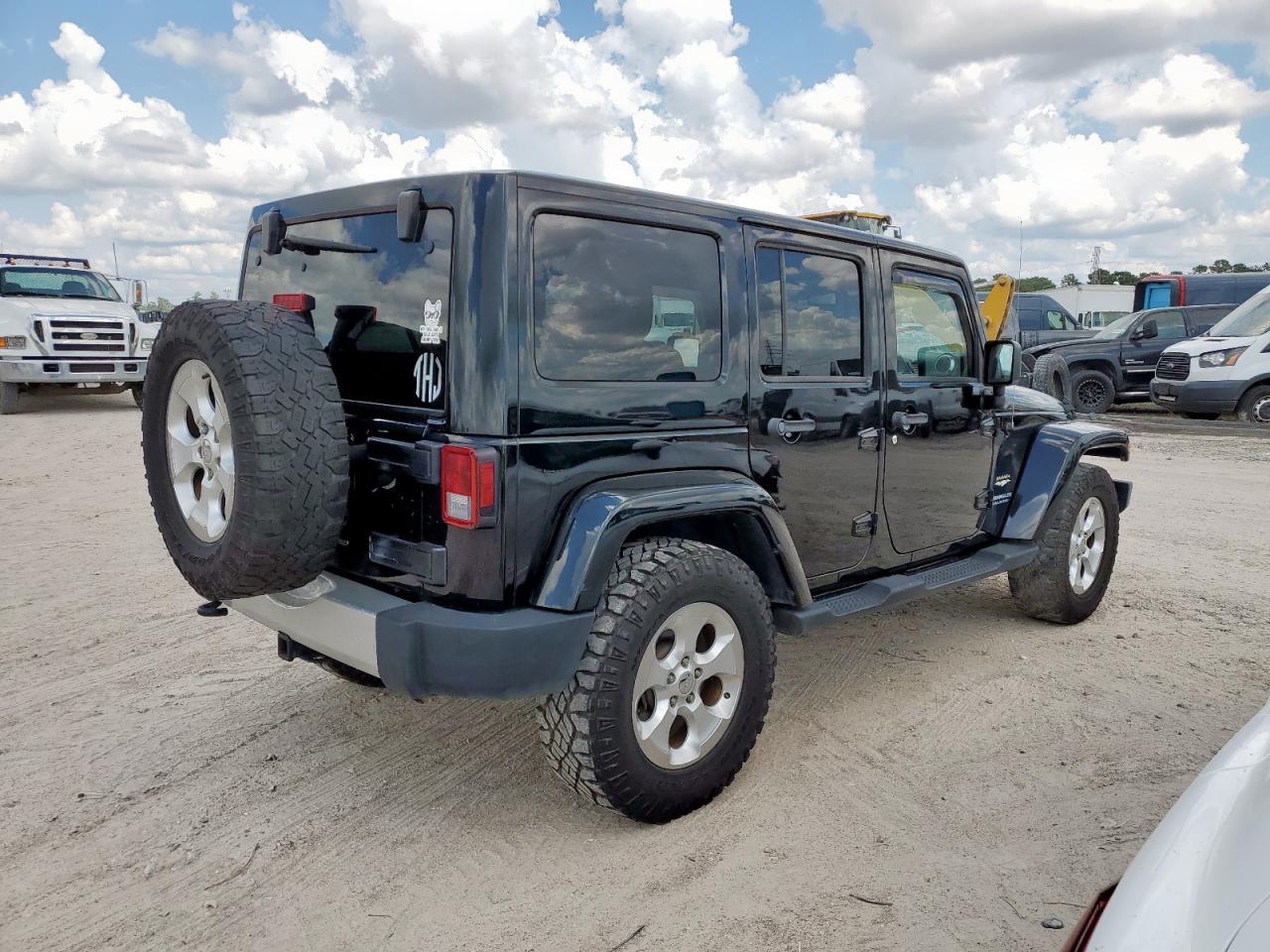 2015 Jeep Wrangler Unlimited Sahara - Image 3