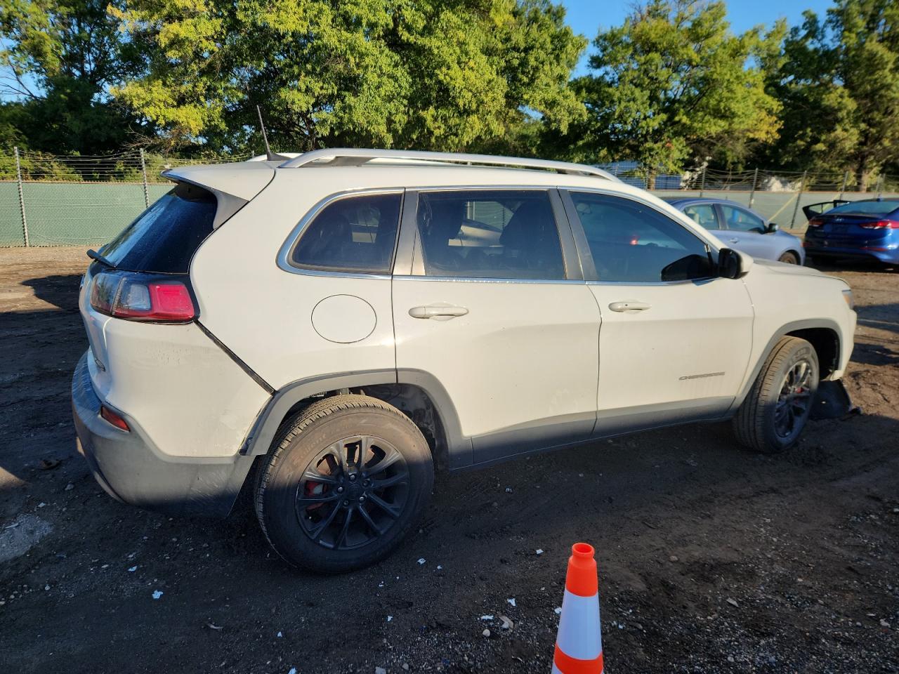 2019 Jeep Cherokee Latitude Plus - Image 3