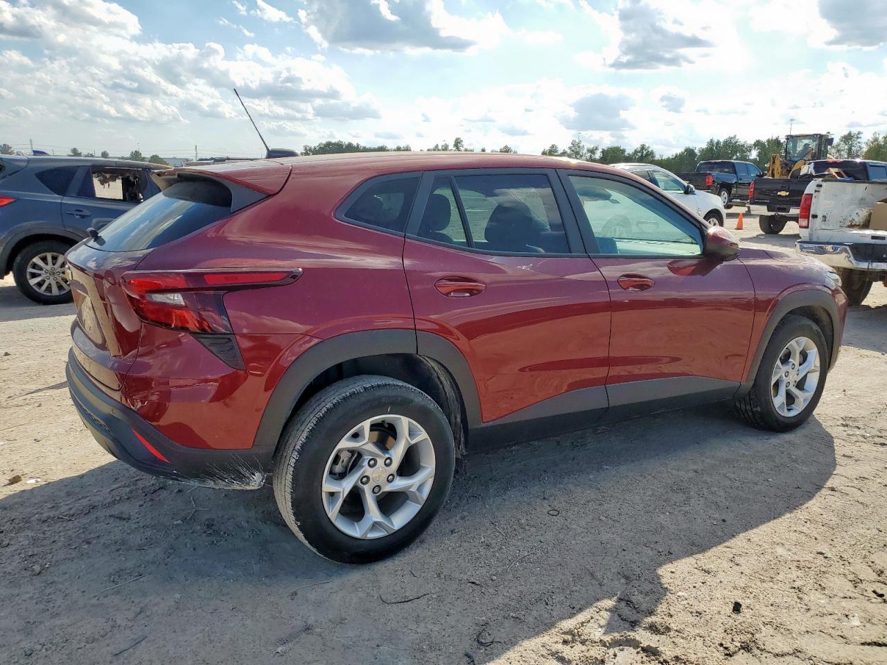 2024 Chevrolet Trax Ls - Фото 3