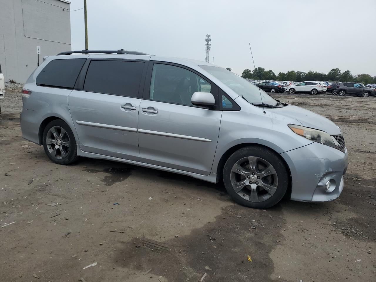 2011 Toyota Sienna Sport - Фото 4