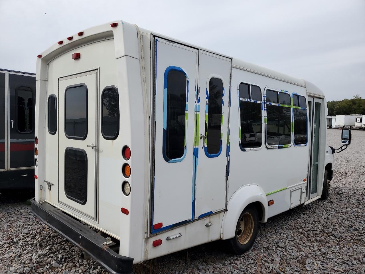 2015 Ford Econoline E350 Super Duty Cutaway Van - Фото 3