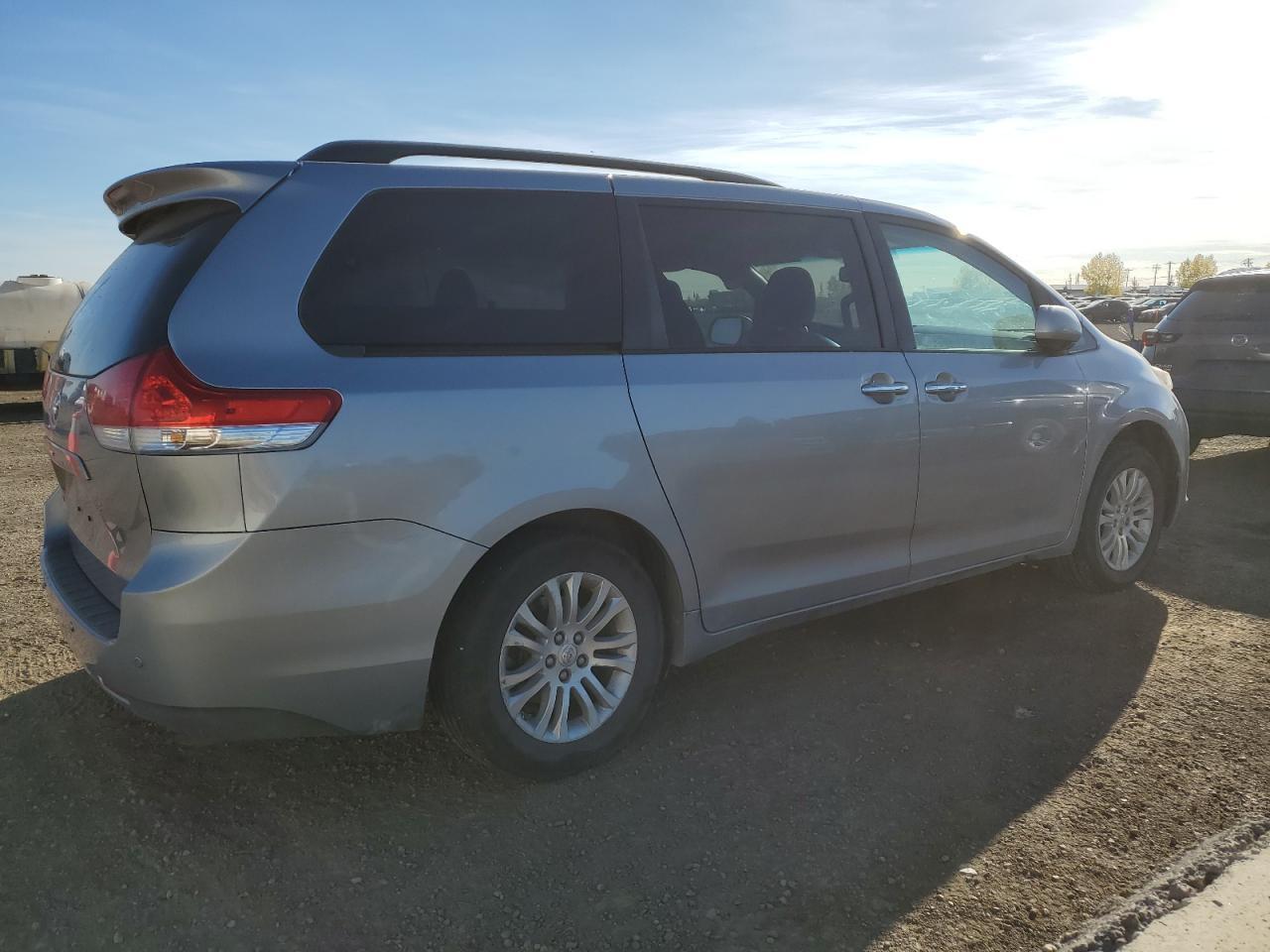 2011 Toyota Sienna Xle - Image 3