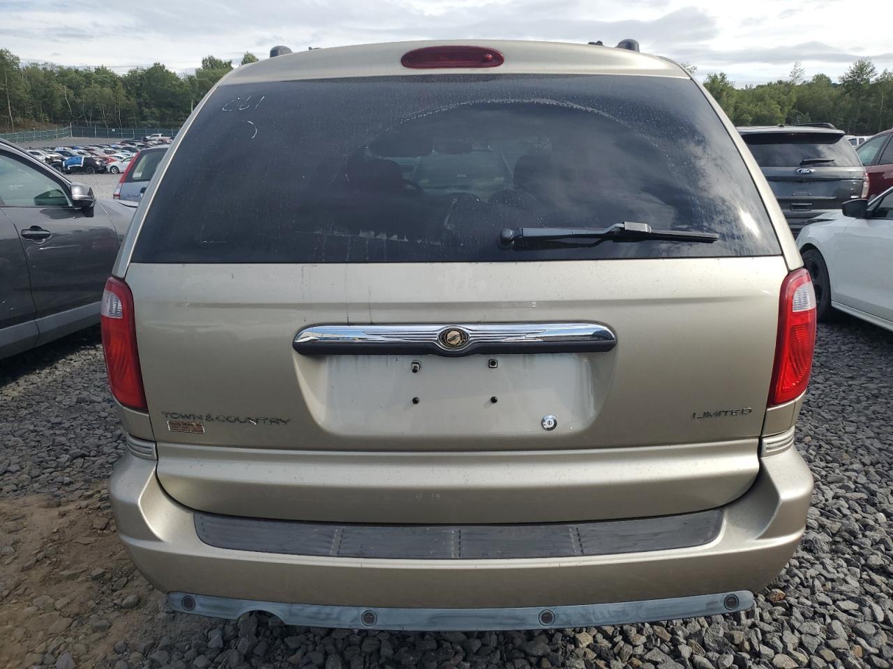 2006 Chrysler Town & Country Limited - Image 6