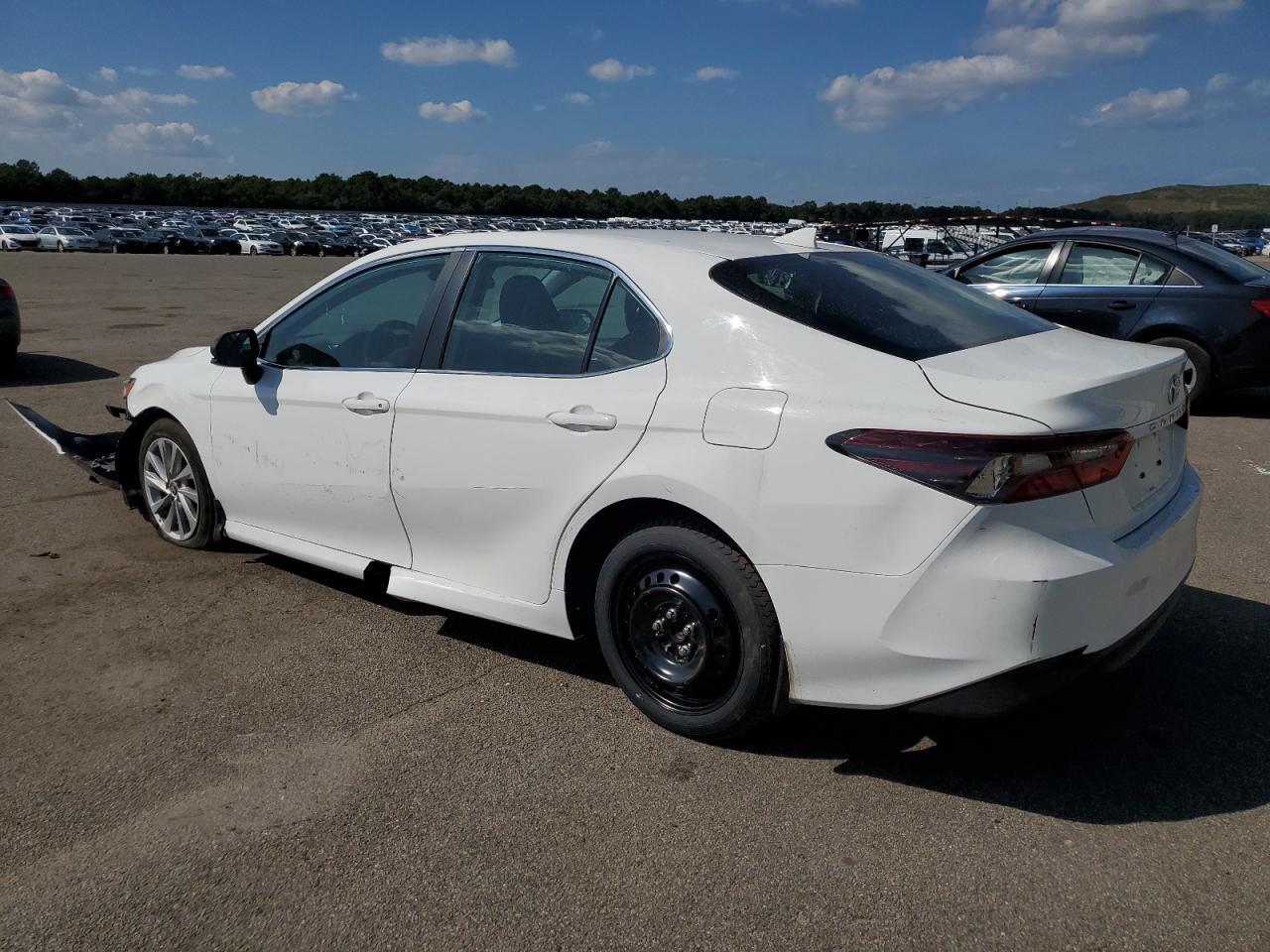 2022 Toyota Camry Le - Фото 2