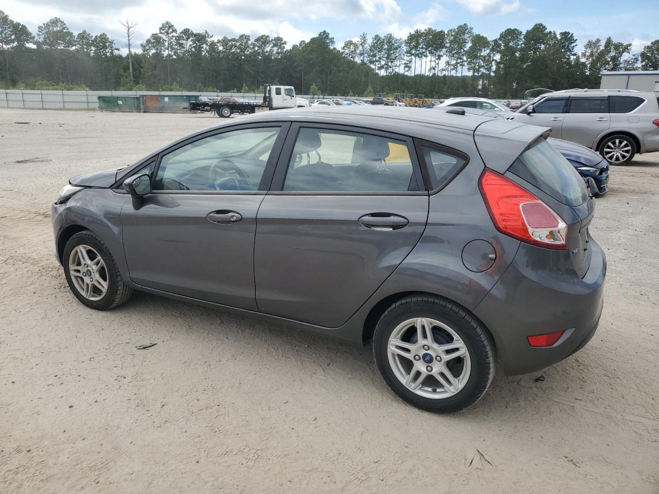 2019 Ford Fiesta Se - Image 2