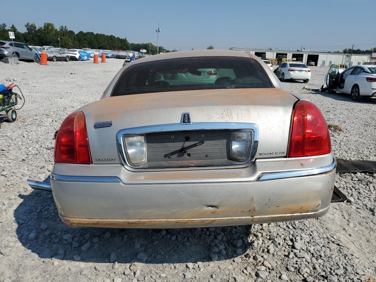 2008 Lincoln Town Car Signature Limited - Image 6