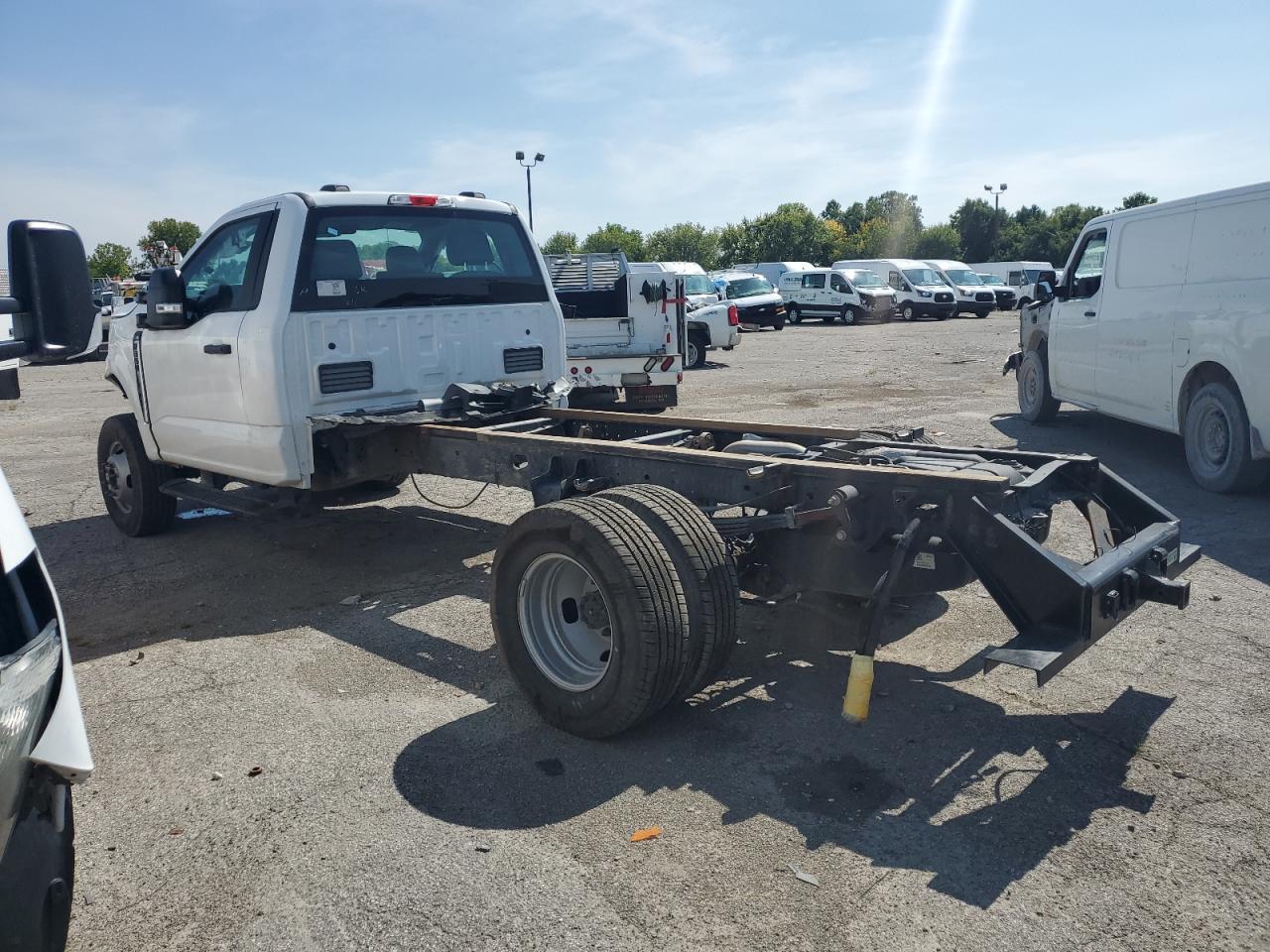2023 Ford F350 Super Duty - Фото 2