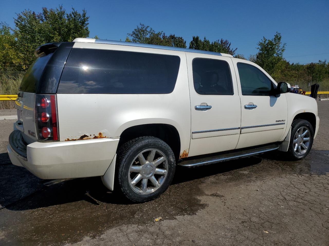2011 GMC Yukon Xl Denali - Image 3