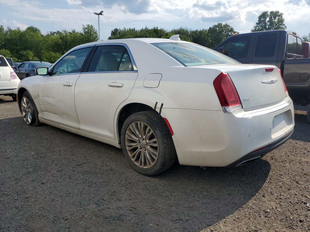 2016 Chrysler 300 Limited - Фото 2