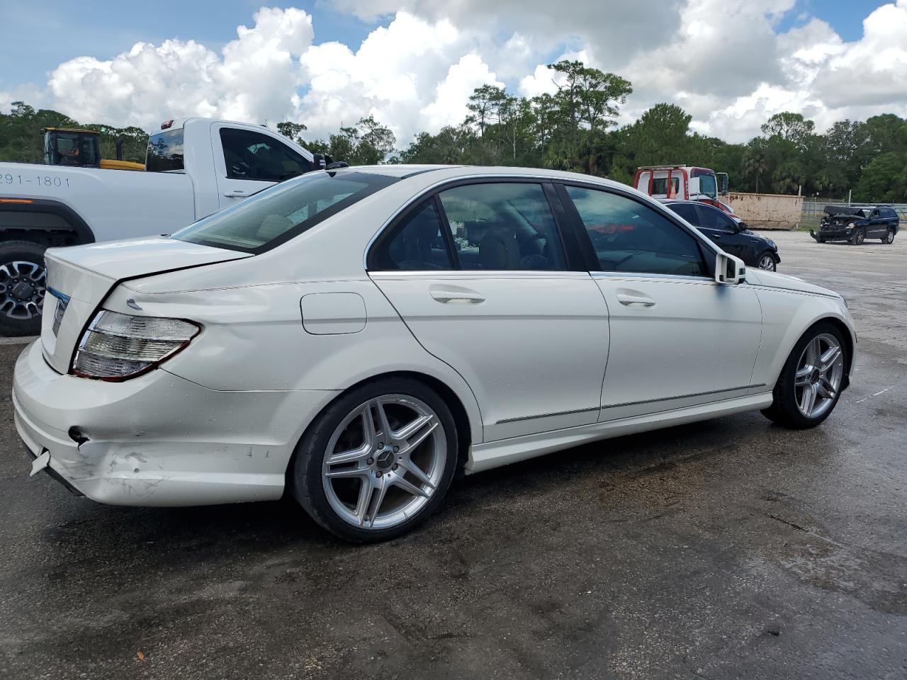 2010 Mercedes-Benz C 300 - Фото 3