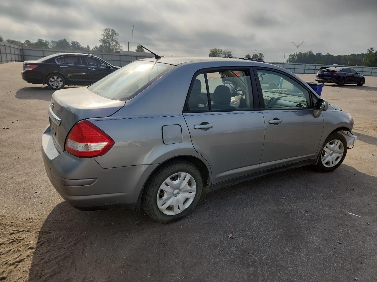 2011 Nissan Versa S - Image 3