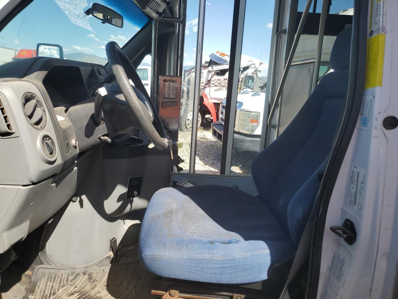 2013 Ford Econoline E450 Super Duty Cutaway Van - Фото 7