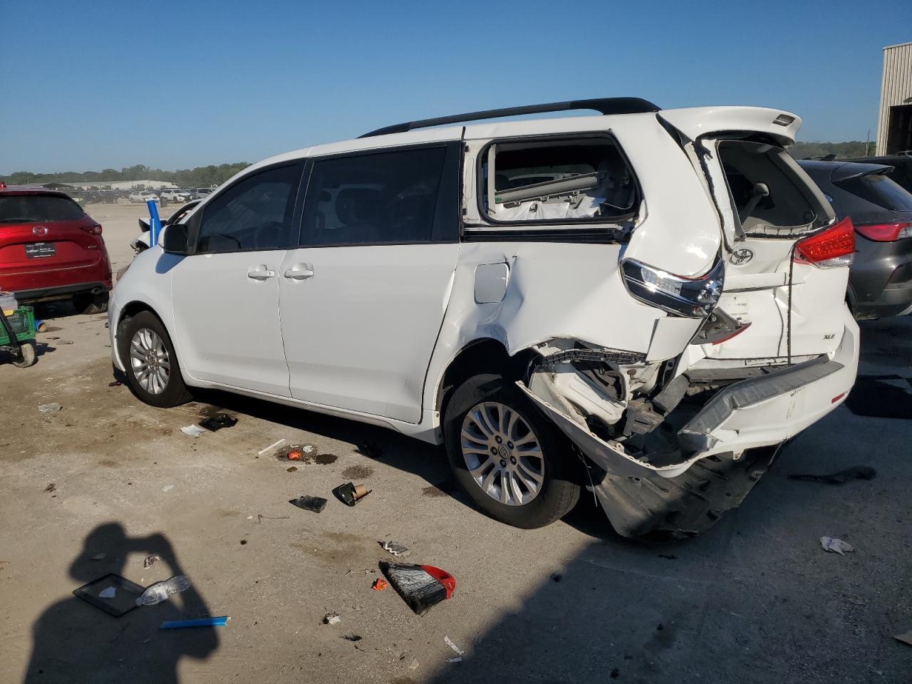2011 Toyota Sienna Xle - Image 2