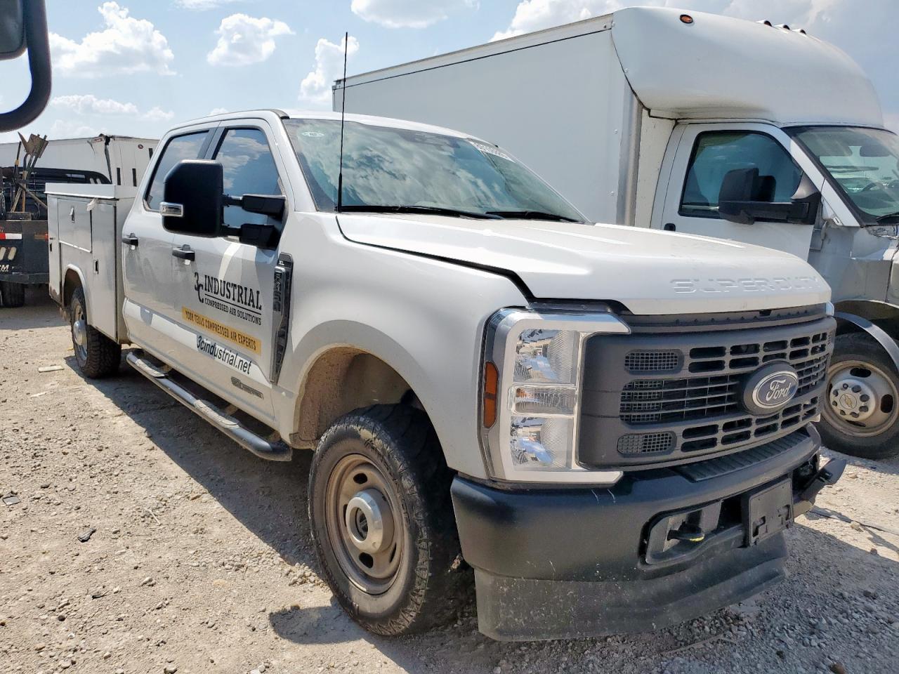 2023 Ford F350 Super Duty - Фото 4