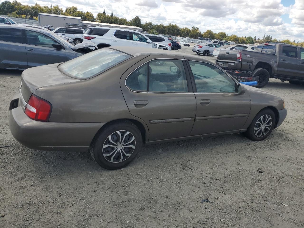 2001 Nissan Altima Xe - Фото 3