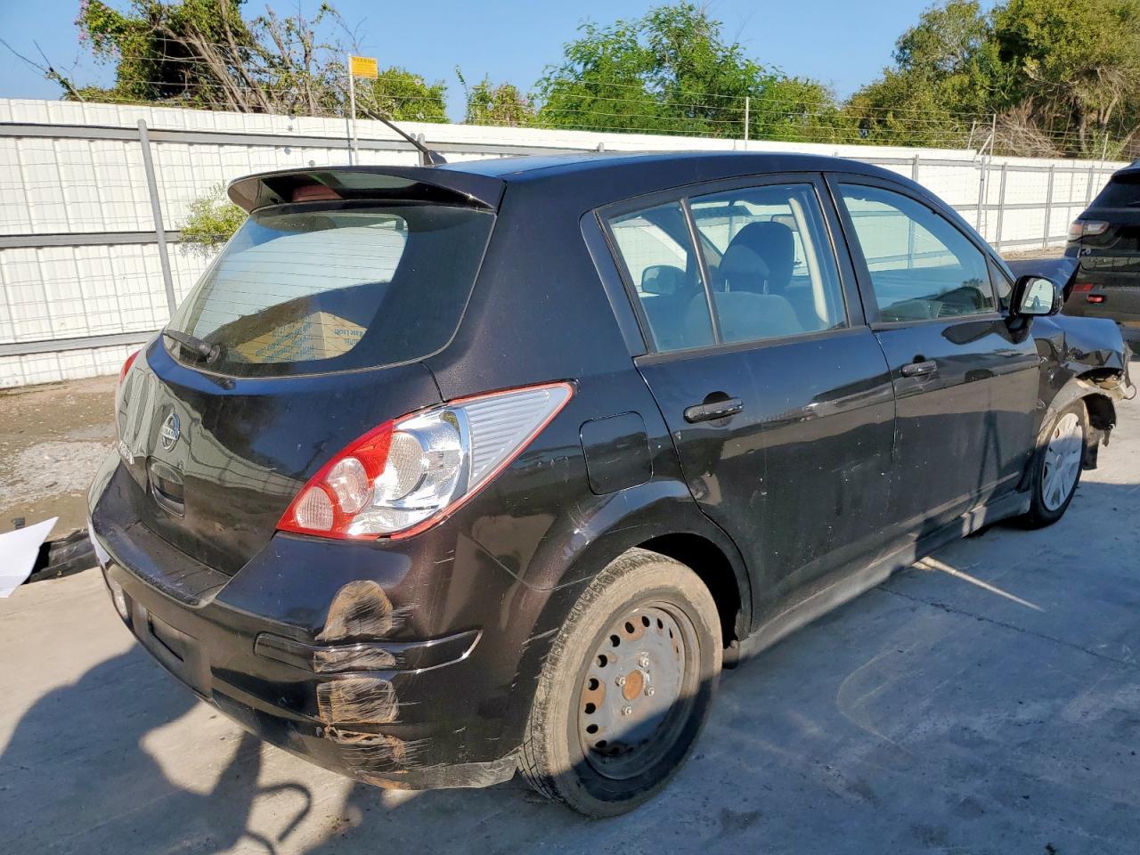 2012 Nissan Versa S - Фото 3