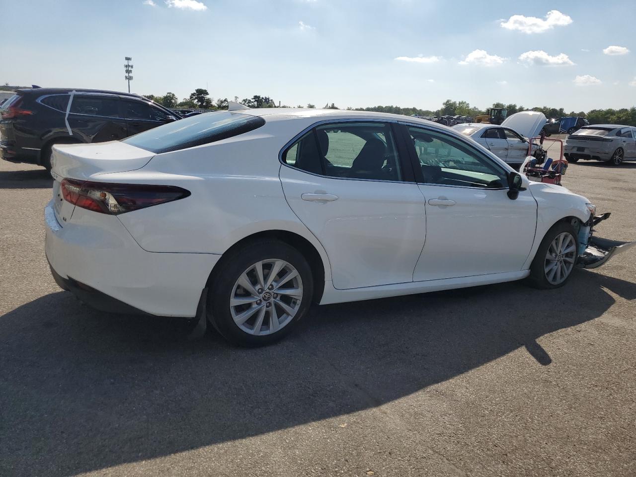 2022 Toyota Camry Le - Фото 3