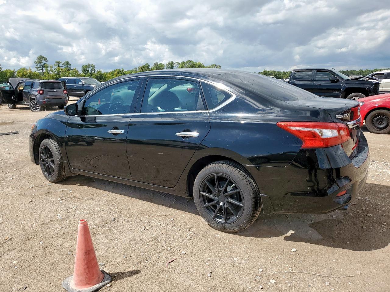 2016 Nissan Sentra S - Фото 2