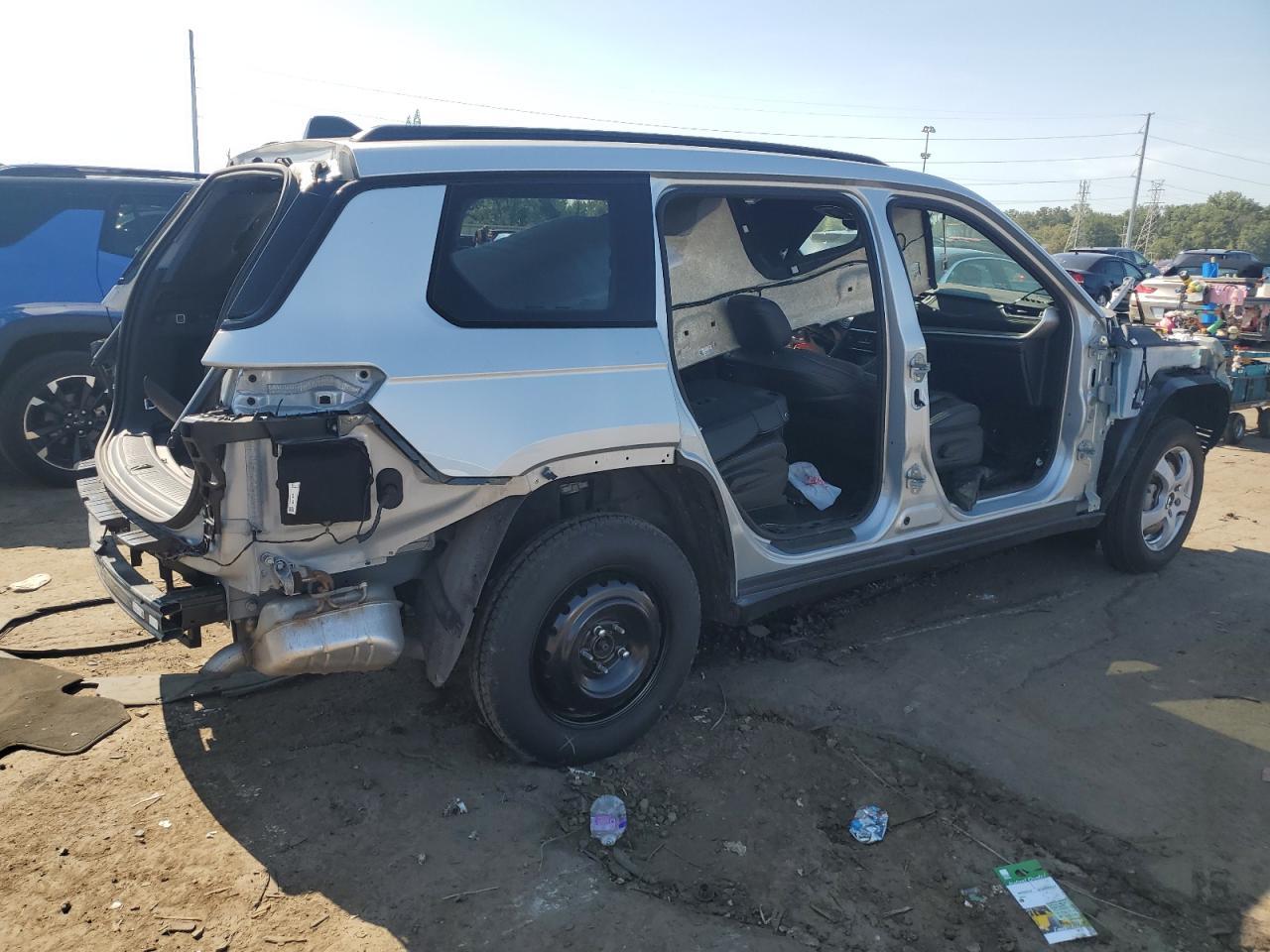 2023 Jeep Grand Cherokee L Laredo - Image 3