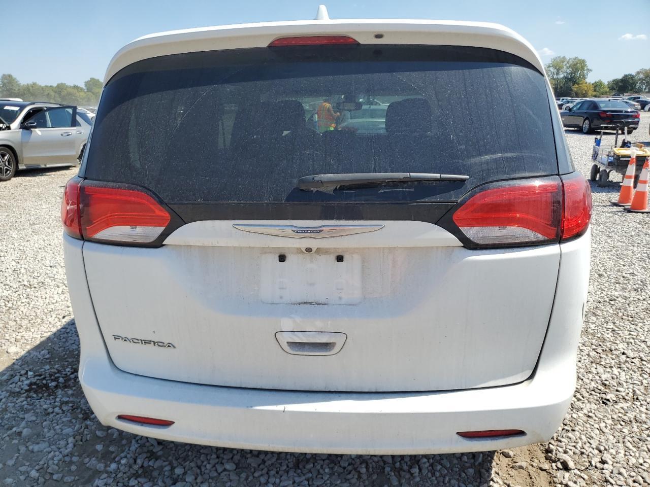 2017 Chrysler Pacifica Touring - Фото 6