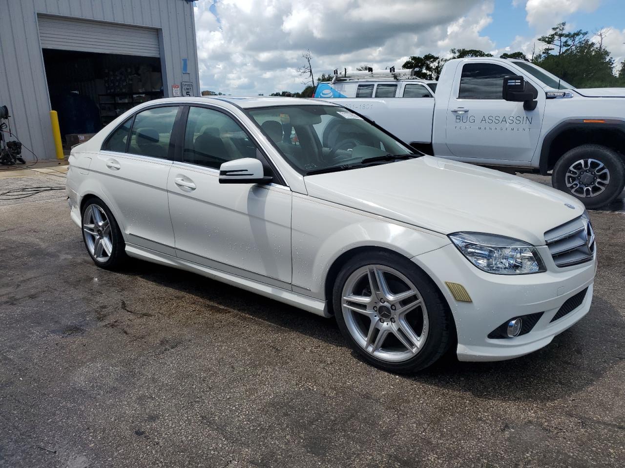2010 Mercedes-Benz C 300 - Фото 4