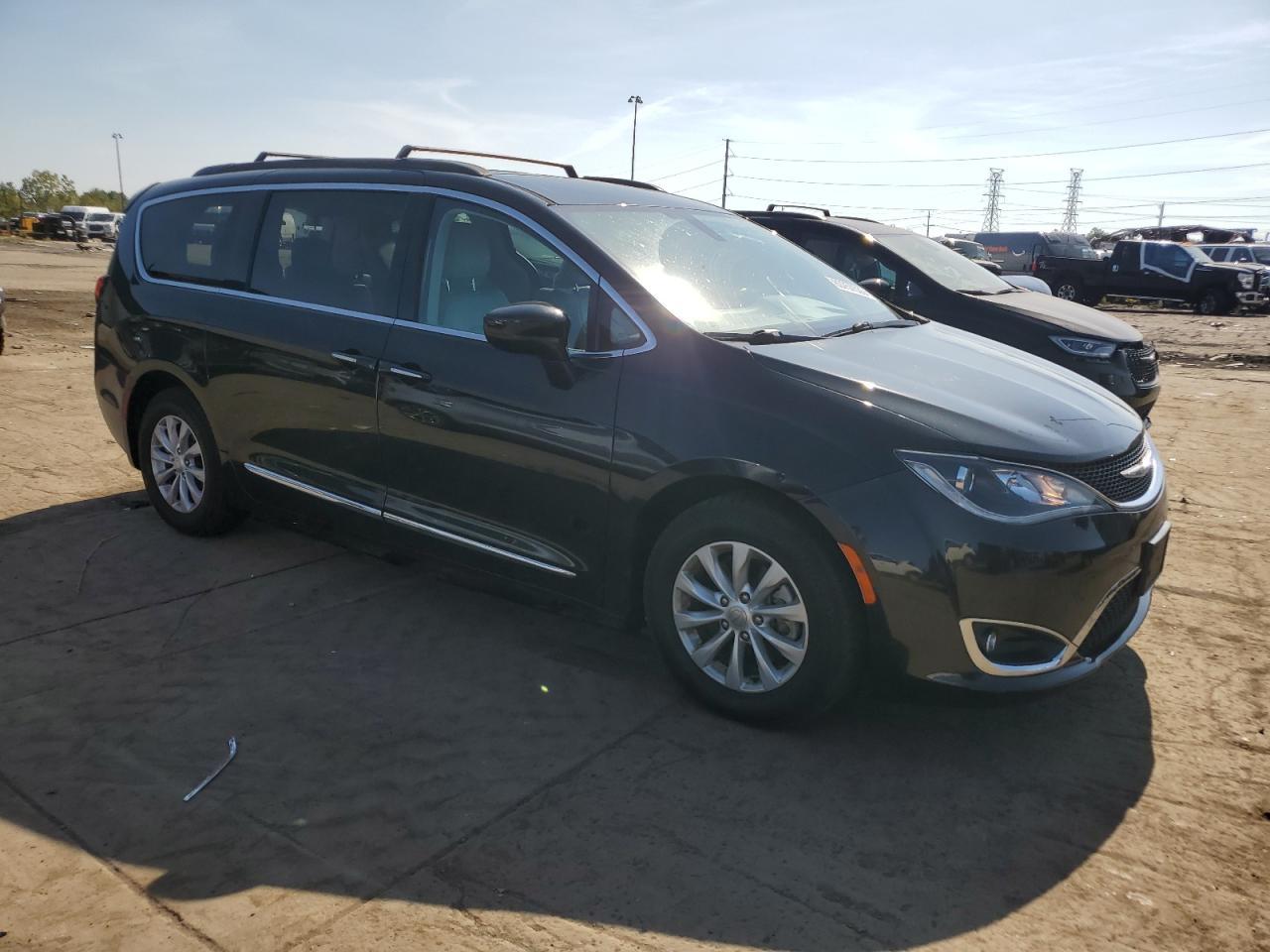 2017 Chrysler Pacifica Touring L - Фото 4
