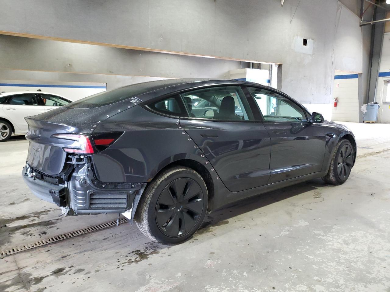 2025 Tesla Model 3 - Фото 3