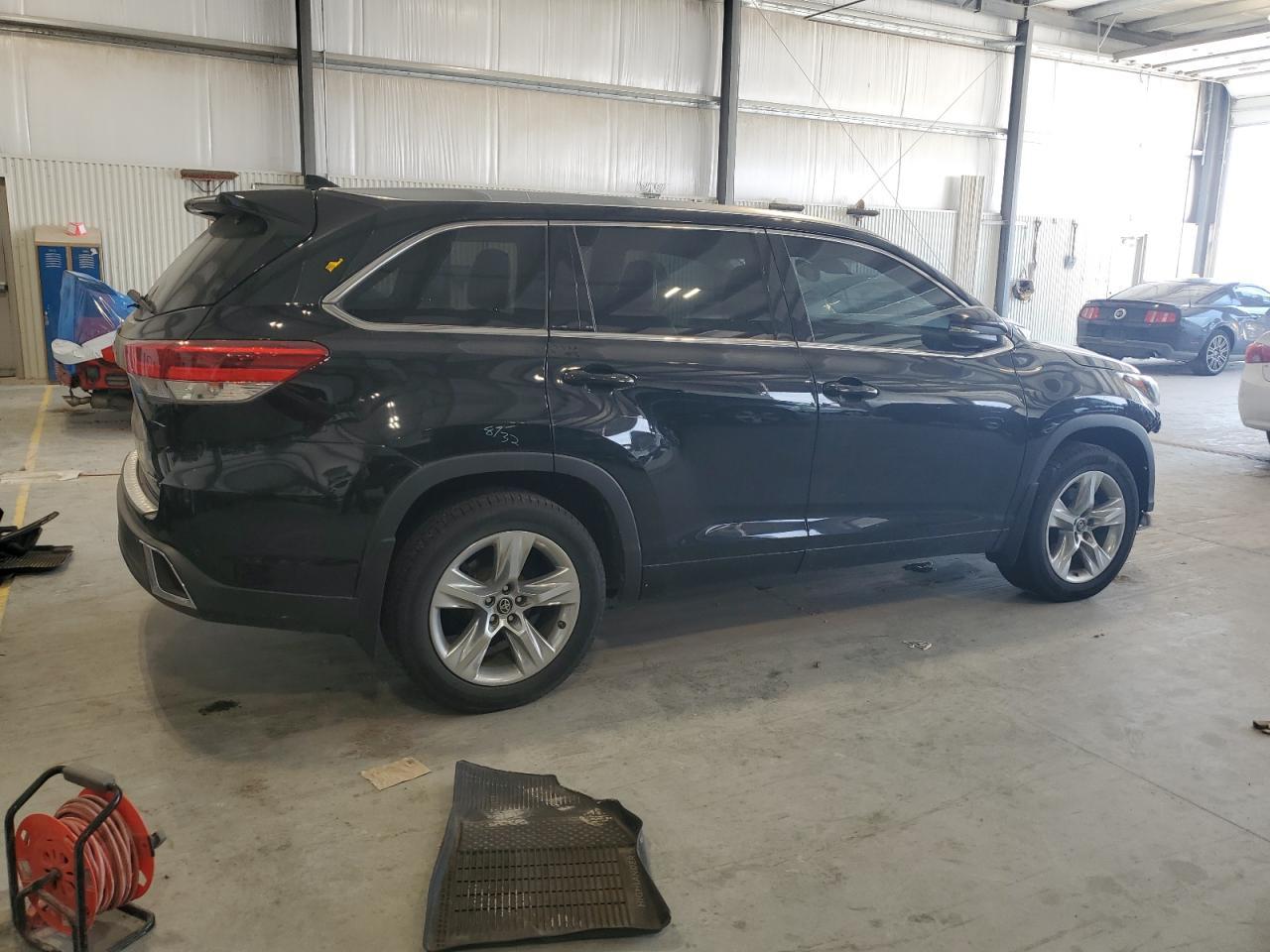 2017 Toyota Highlander Limited - Image 3