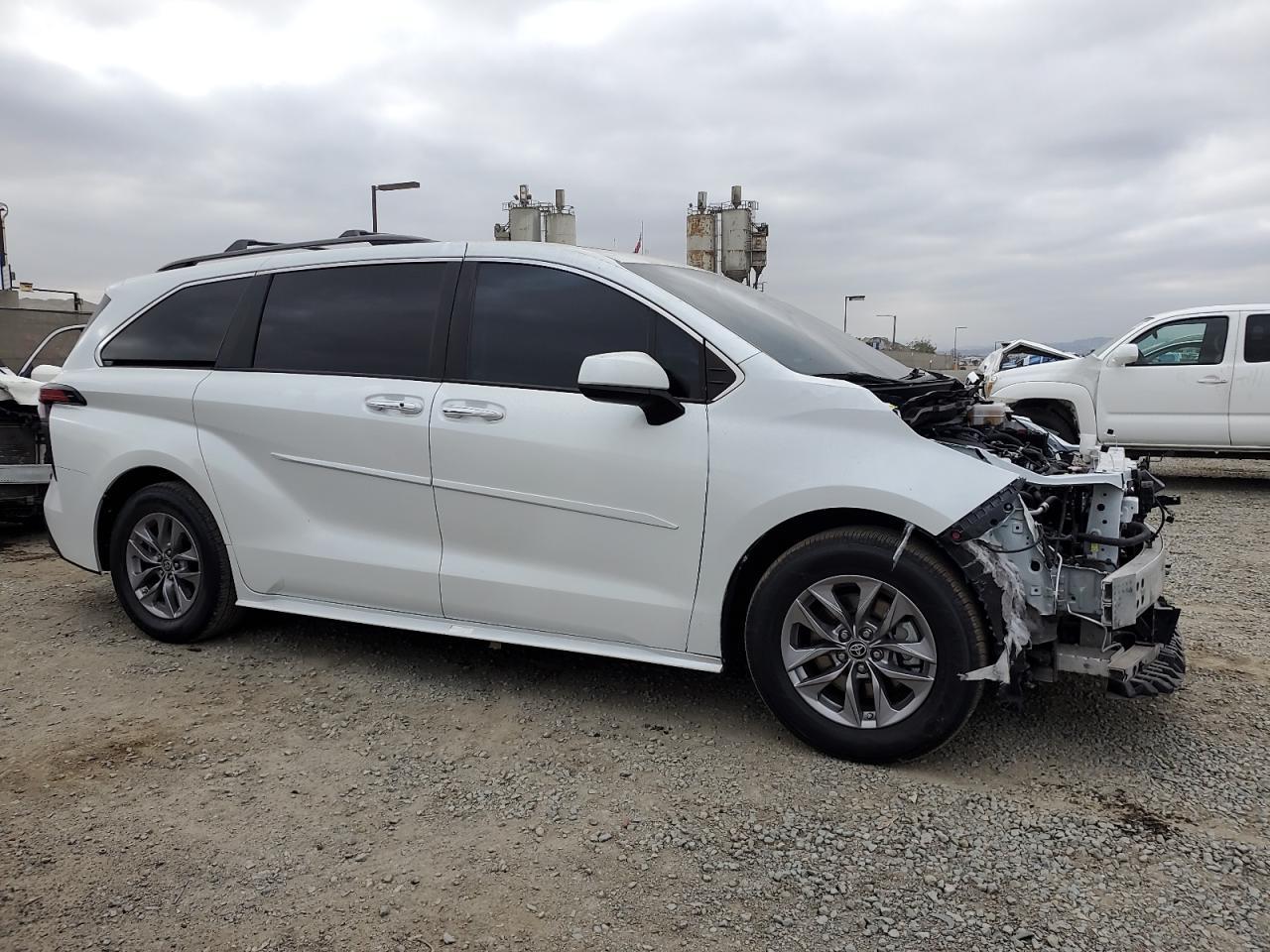 2022 Toyota Sienna Xle - Фото 4