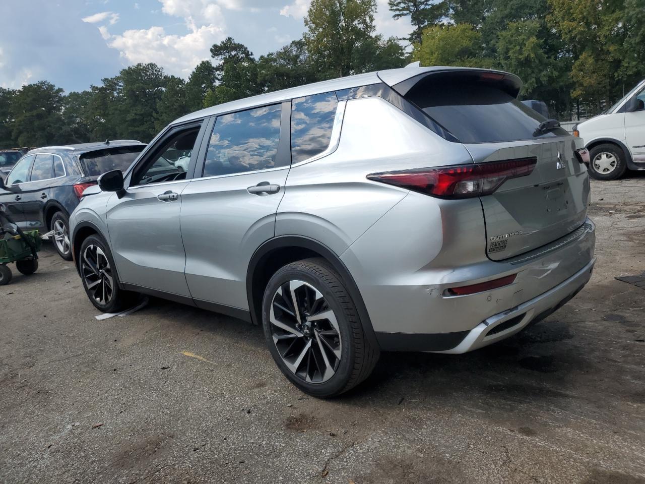 2024 Mitsubishi Outlander Se - Image 2