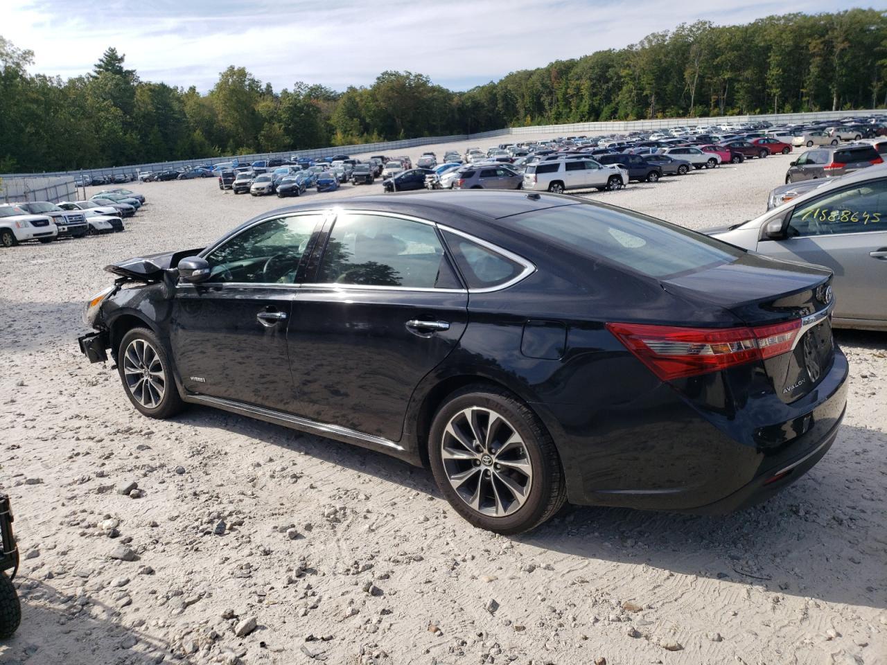 2016 Toyota Avalon Hybrid - Image 2