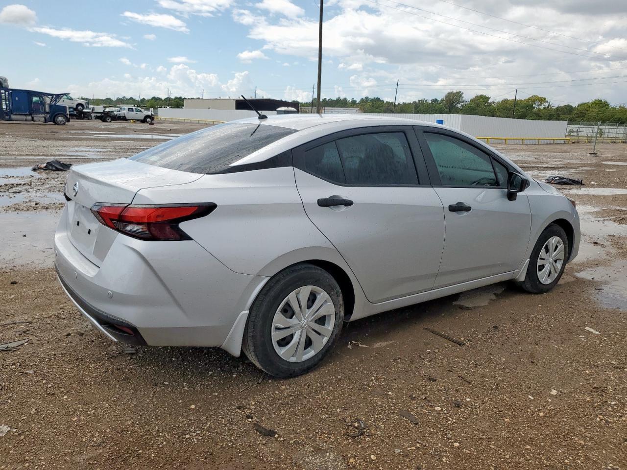 2020 Nissan Versa S - Фото 3