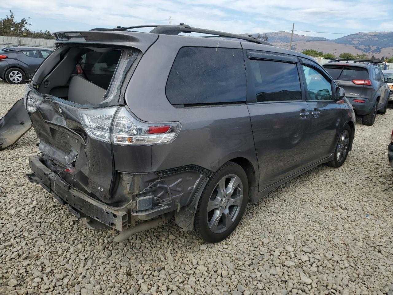 2017 Toyota Sienna Se - Фото 3
