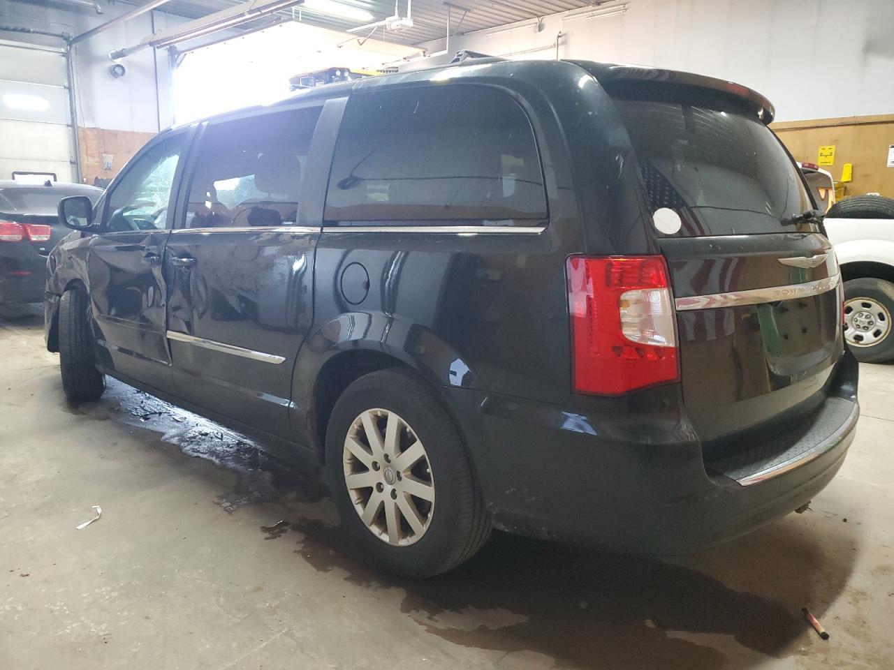 2013 Chrysler Town & Country Touring - Фото 2